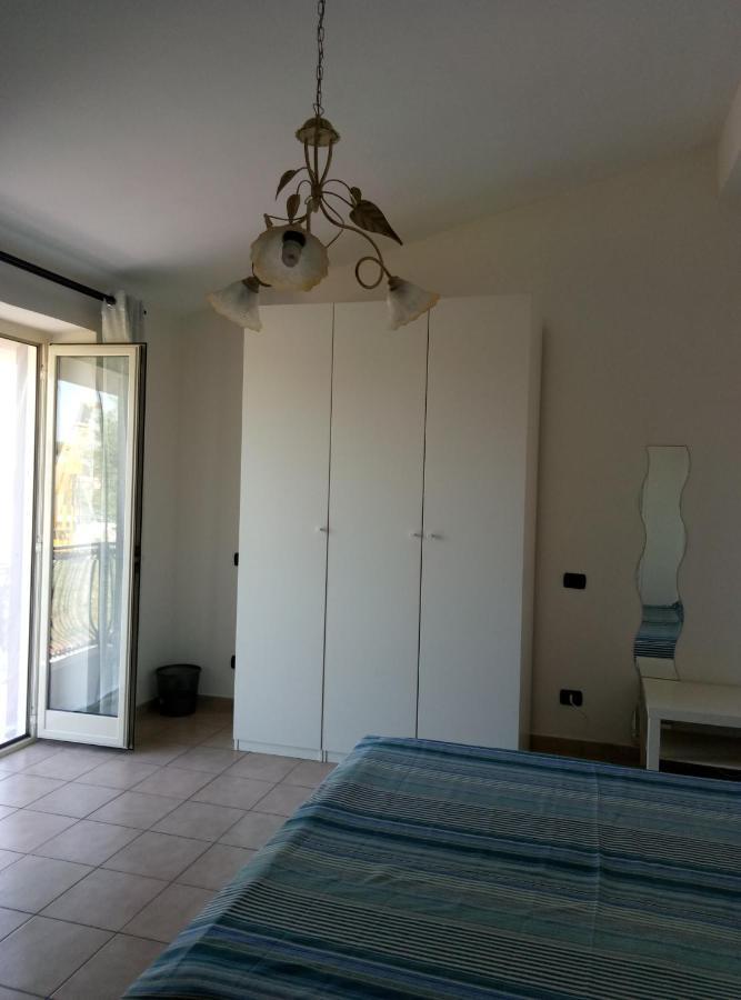 A La Vue: Shared Bath with AC near Fiera di Roma Hotel Fiumicino Exterior photo