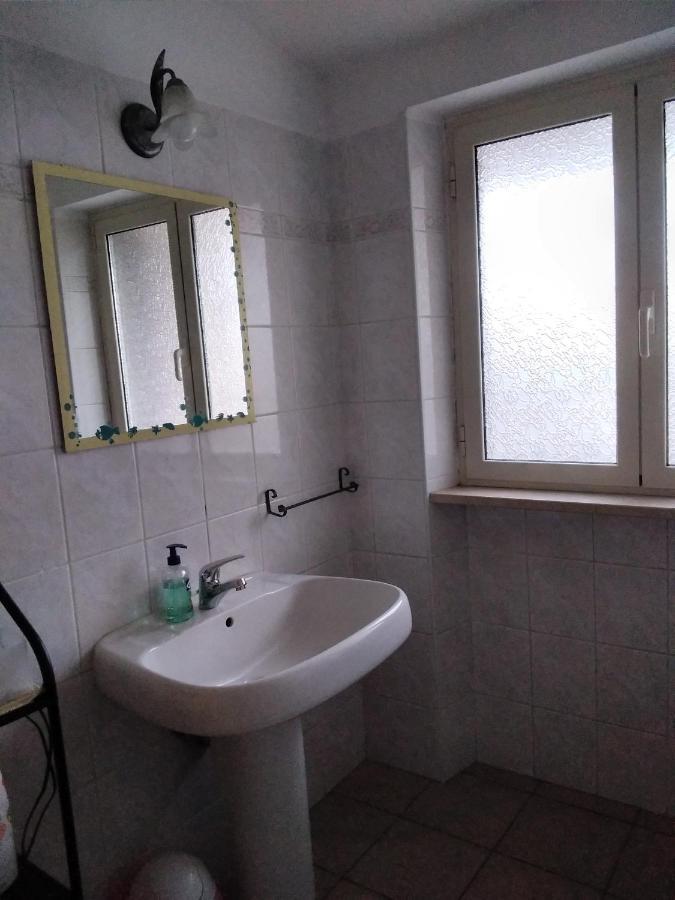 A La Vue: Shared Bath with AC near Fiera di Roma Hotel Fiumicino Exterior photo