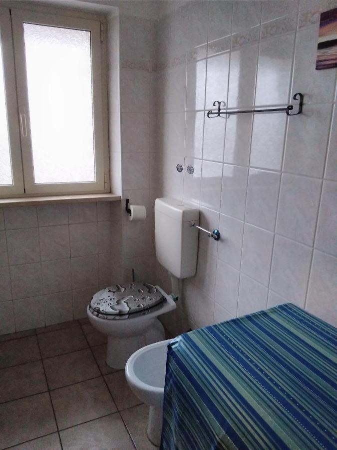 A La Vue: Shared Bath with AC near Fiera di Roma Hotel Fiumicino Exterior photo