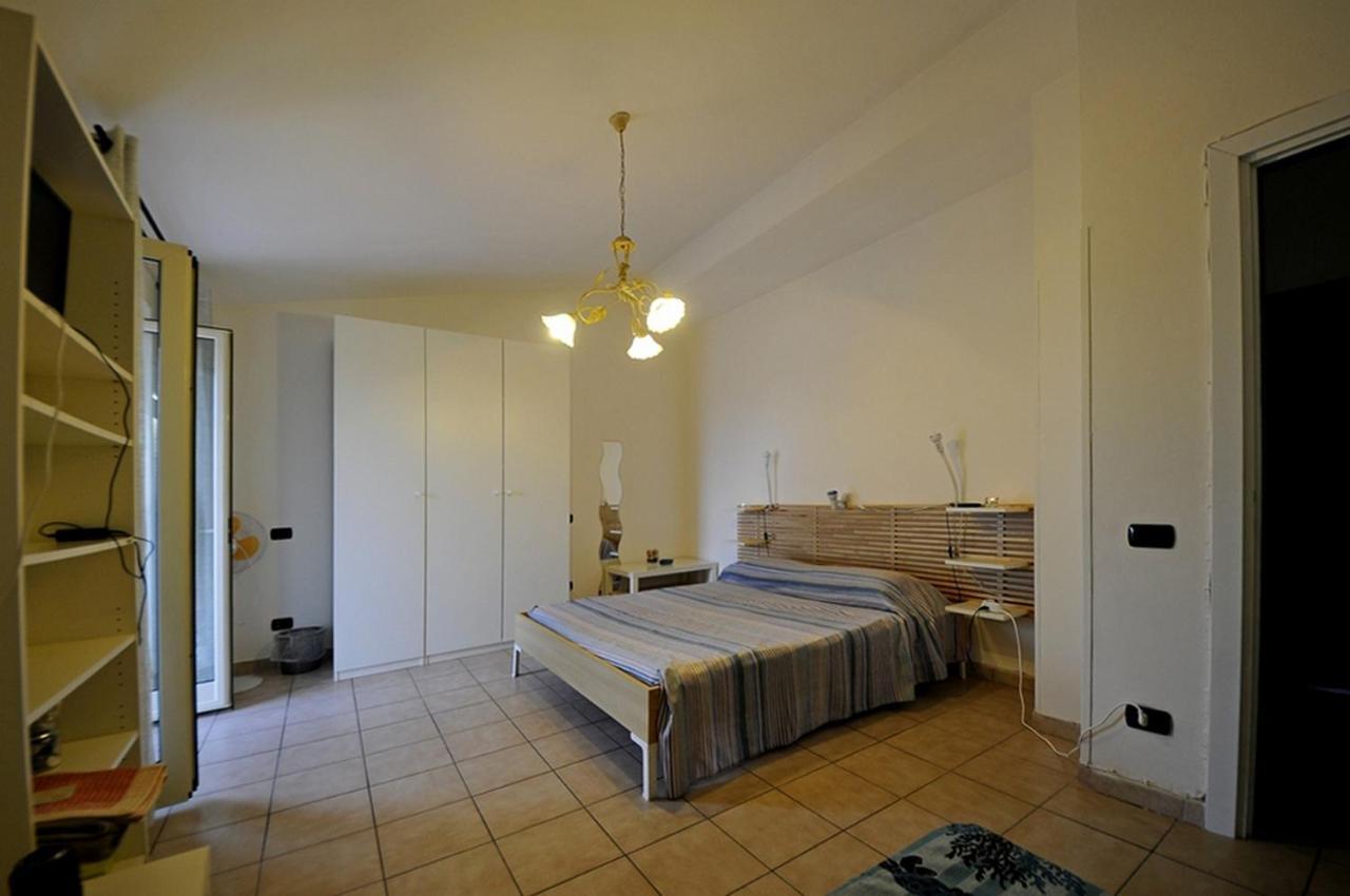 A La Vue: Shared Bath with AC near Fiera di Roma Hotel Fiumicino Exterior photo